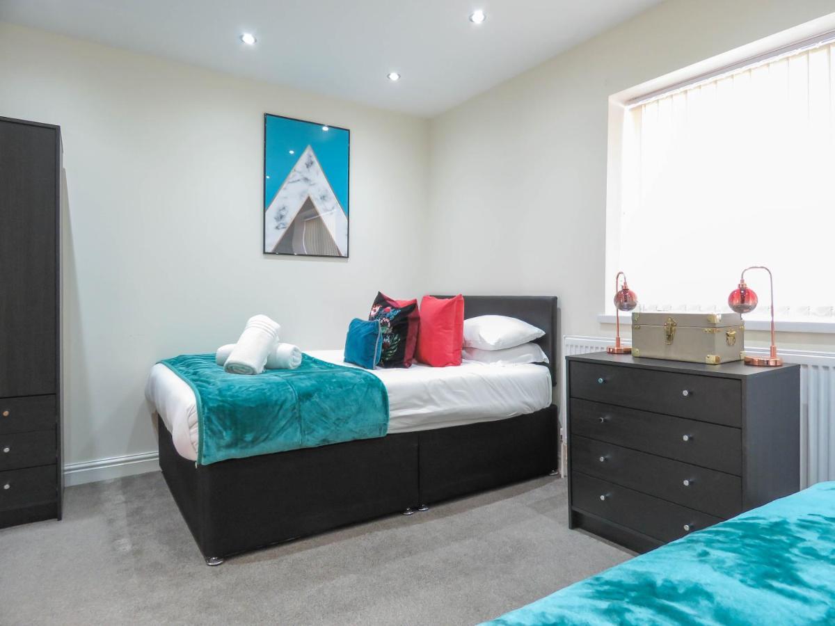 Tudors Esuites Four Bedroom House バーミンガム エクステリア 写真